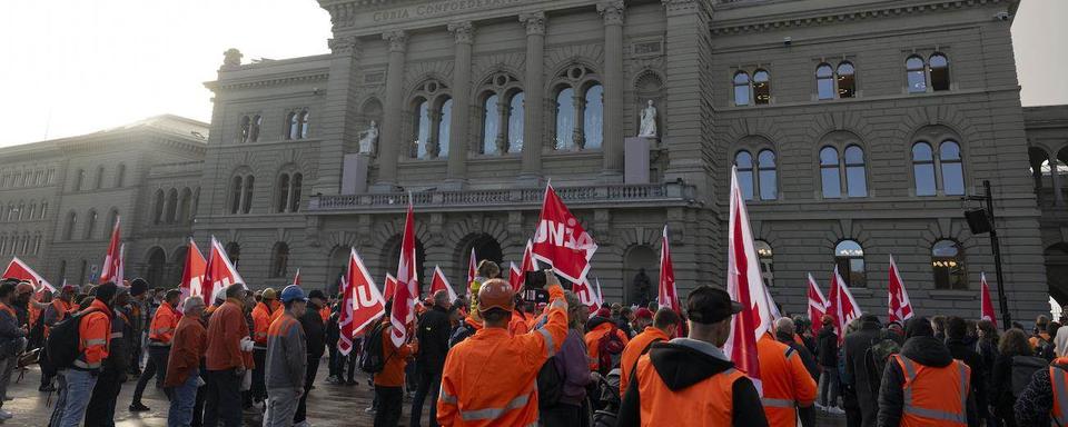 Plusieurs centaines d'employés de l'entreprise Stahl Gerlafingen ont manifesté lundi à Berne. [Keystone]