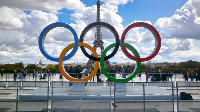 Anneaux olympiques devant la tour Eiffel à Paris. [Depositphotos - BreizhAtao]
