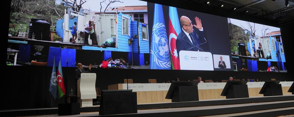 Le chef Climat de l'ONU Simon Stiell a rappelé que l'année 2024 est assurée de devenir la plus chaude jamais enregistrée, et pourrait marquer le tournant historique de l'emballement climatique. [AP/Keystone - Peter Dejong]