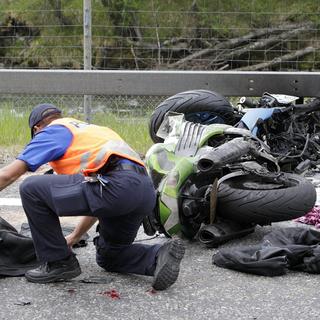 Accidents de moto à Genève, des familles endeuillées militent pour une meilleure prévention. [Keystone - Arno Balzarini]