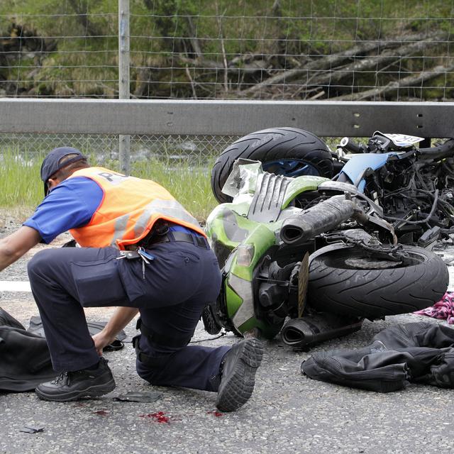 Accidents de moto à Genève, des familles endeuillées militent pour une meilleure prévention. [Keystone - Arno Balzarini]