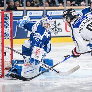 Jacob De la Rose a ouvert le score pour Fribourg-Gottéron contre les Straubing Tigers en finale de la Coupe Spengler à Davos. [Keystone - Melanie Duchene]