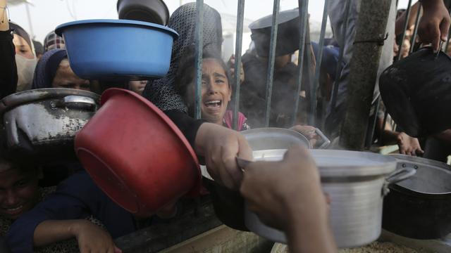 Une fille palestinienne pendant une récolte de nourriture lors de la fête de l'Aïd à Gaza. [Keystone/AP Photo - Jehad Alshrafi]