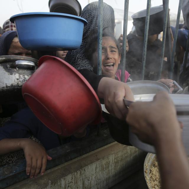 Une fille palestinienne pendant une récolte de nourriture lors de la fête de l'Aïd à Gaza. [Keystone/AP Photo - Jehad Alshrafi]