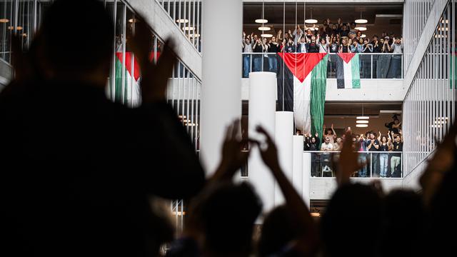 Les militants pro-palestiniens prolongent leur occupation d'un bâtiment de l'UNIL. [Keystone]