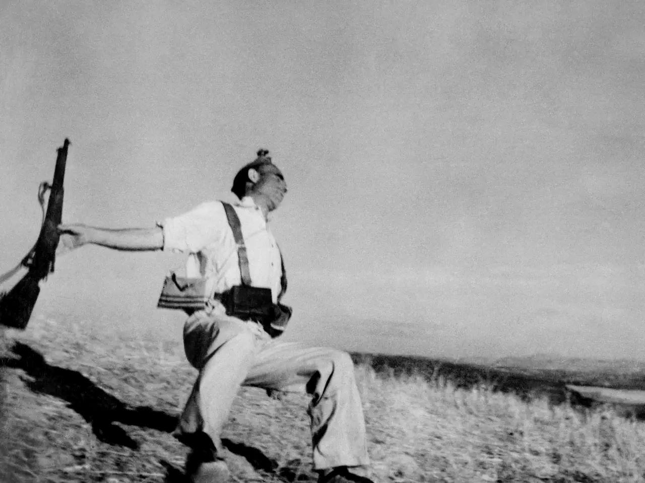 "Mort d’un soldat républicain" est l'une des photos de guerre les plus connues et l'œuvre la plus célèbre de Capa. [Keystone/Magnum Photos/Robert Capa - Robert Capa]