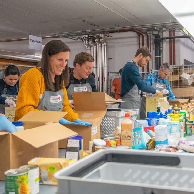 Des centaines de bénévoles se relaient chaque année pour trier les marchandises envoyées lors de l’action 2x Noël. [2xnoel.ch]