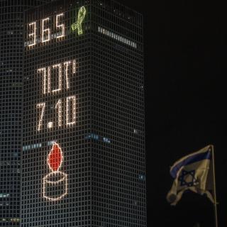 Un message commémoratif du 7 octobre, Tel Aviv (Israël). [Keystone/AP Photo - Ariel Schalit]