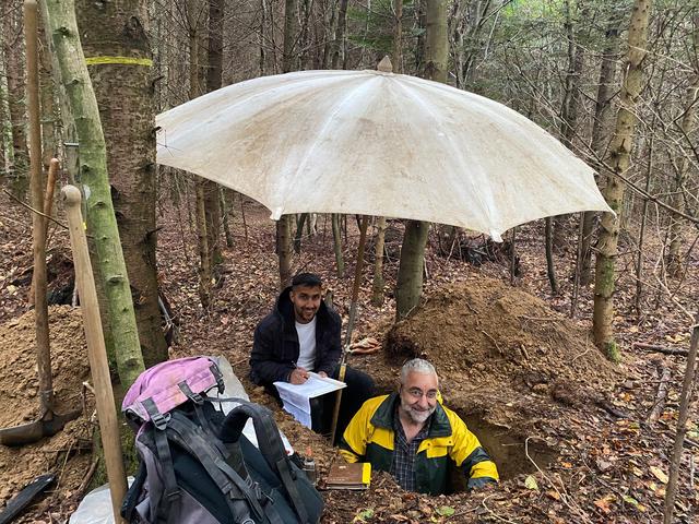 Marco Walser et Behzad Rahimi examinent des profils de sol pour l'inventaire des sols forestiers. [WSL - Cedric Bührer]