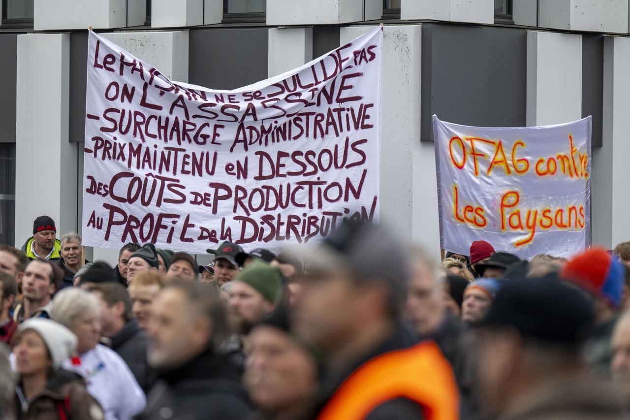 Les agriculteurs suisses exposent leurs préoccupations lors d'un rassemblement à l'Office fédéral de l'agriculture, le mardi 3 décembre 2024, à Liebefeld. [KEYSTONE - PETER SCHNEIDER]