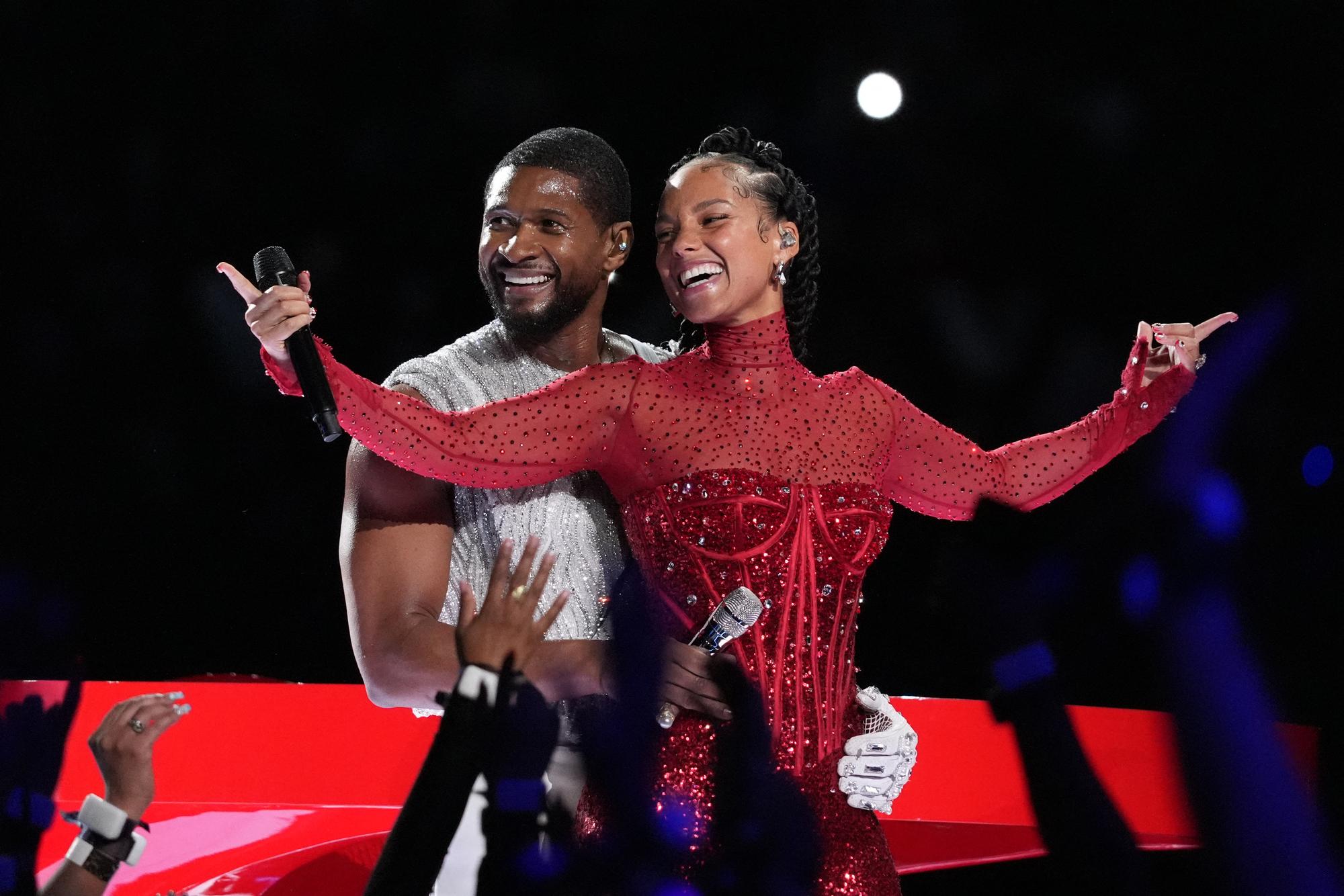 Usher et Alicia Keys lors de la finale du Super Bowl à Las Vegas le 11 février 2024. [AFP - TIMOTHY A. CLARY]