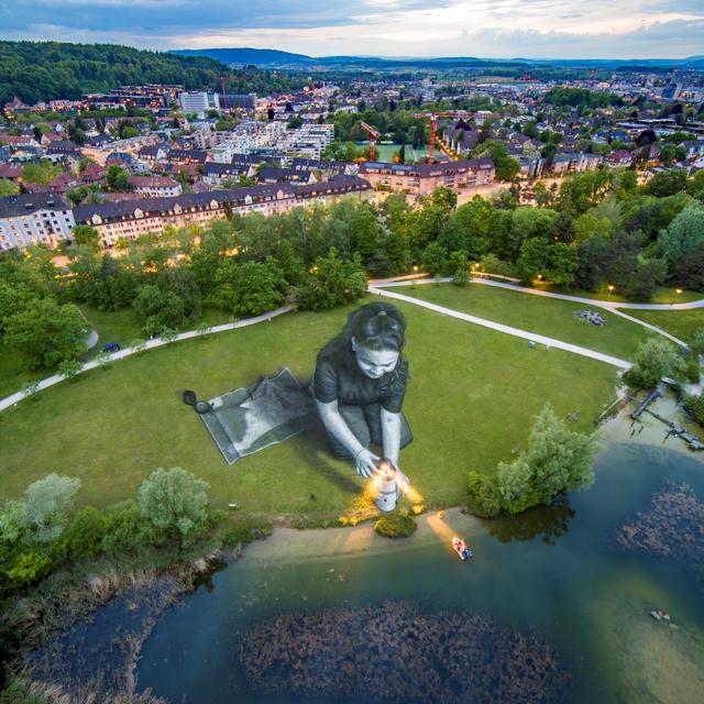 Photographie aérienne qui montre l'œuvre d'art éphémère géante de 4500 mètres carrés intitulée "Bright Dreams" peinte par Saype dans l'Irchelpark, à Zurich. [afp - Guillaume Legros]