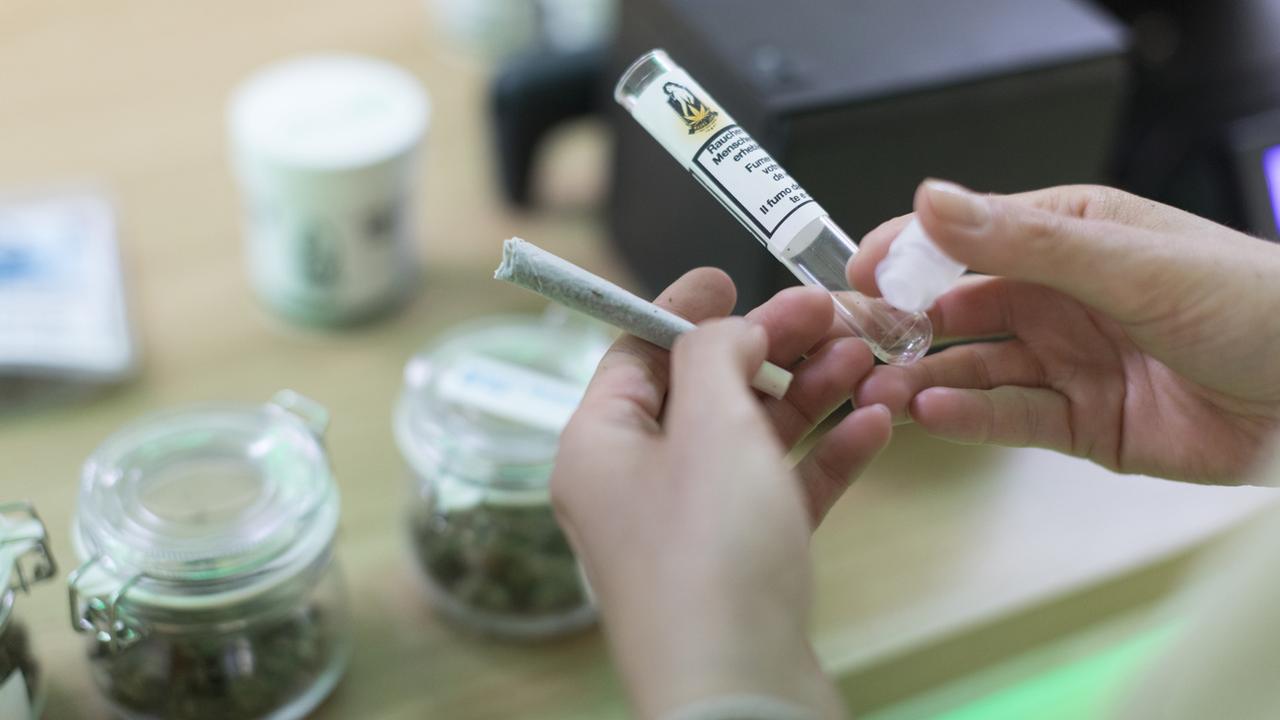 Zurich tire un bilan positif de la vente contrôlée de cannabis en test depuis un an (image d'illustration). [Keystone - Gaetan Bally]