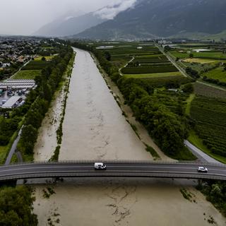 Une vue aérienne du Rhône en crue le vendredi 21 juin 2024 à Fully, en Valais. [Keystone - Jean-Christophe Bott]