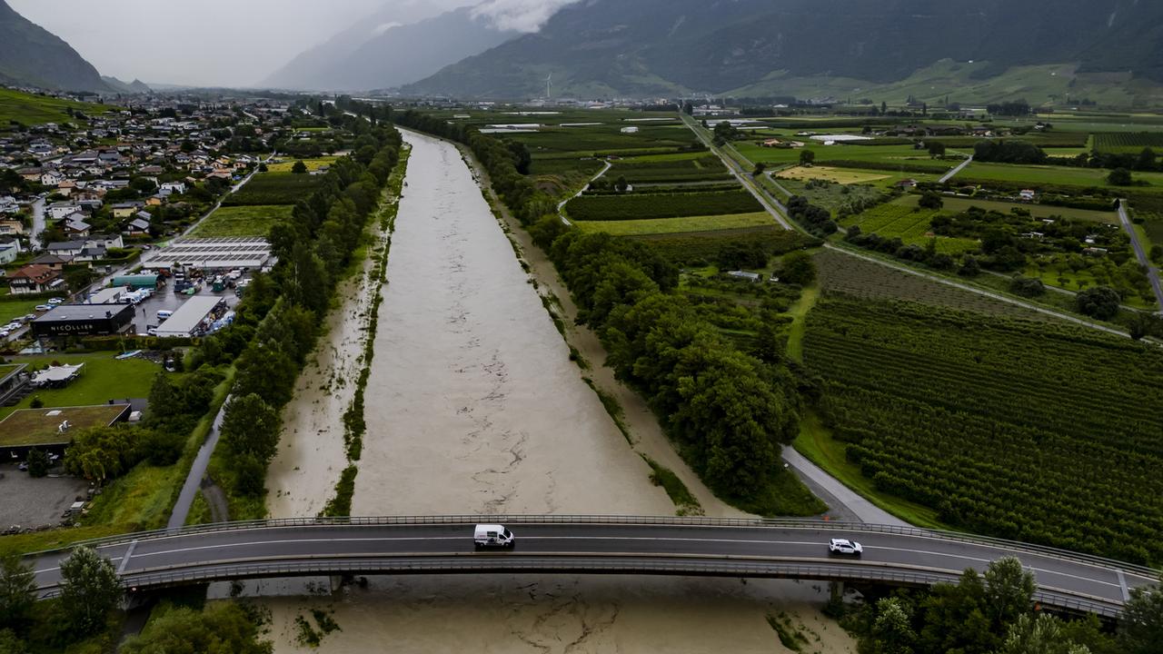 Une vue aérienne du Rhône en crue le vendredi 21 juin 2024 à Fully, en Valais. [Keystone - Jean-Christophe Bott]