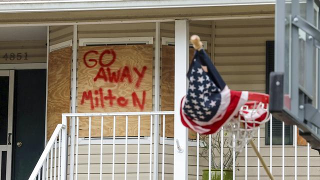 A l'approche de l'ouragan Milton, de nombreux propriétaires ont barricadé leurs maisons pour tenter d'éviter les dégâts. [KEYSTONE - MIKE CARLSON]