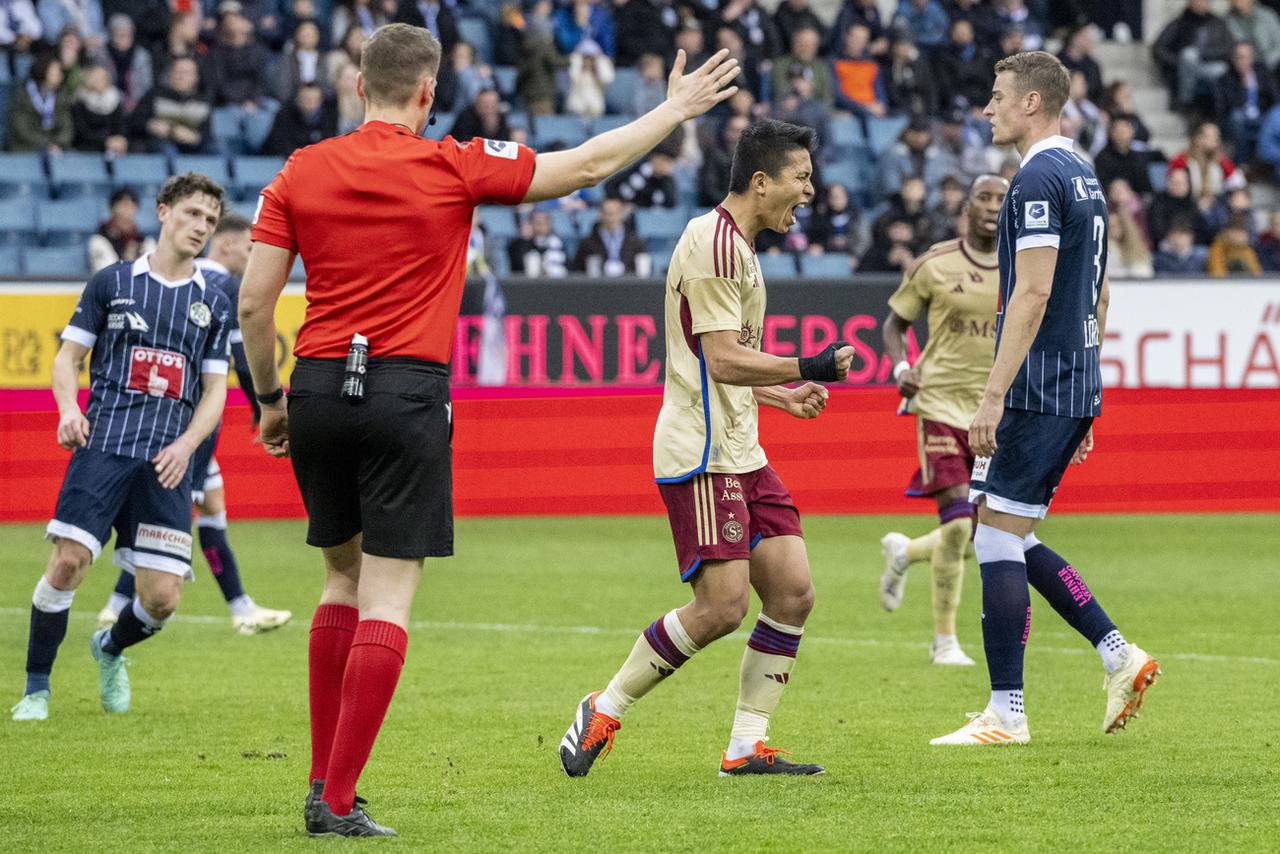 Takuma Nishimura transforme le pénalty du 2-1, son 2e but de la journée. [Keystone - Urs Flueeler]