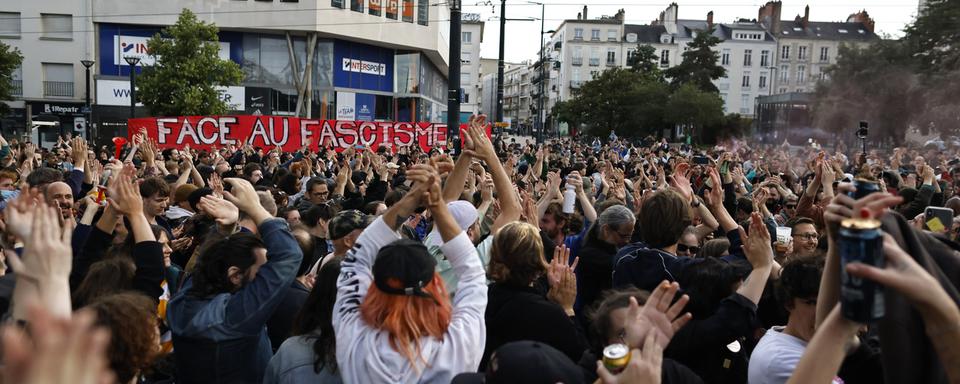 Des personnes réagissent après le résultats des élections en France. [Keystone - AP Photo/Jeremias Gonzalez]