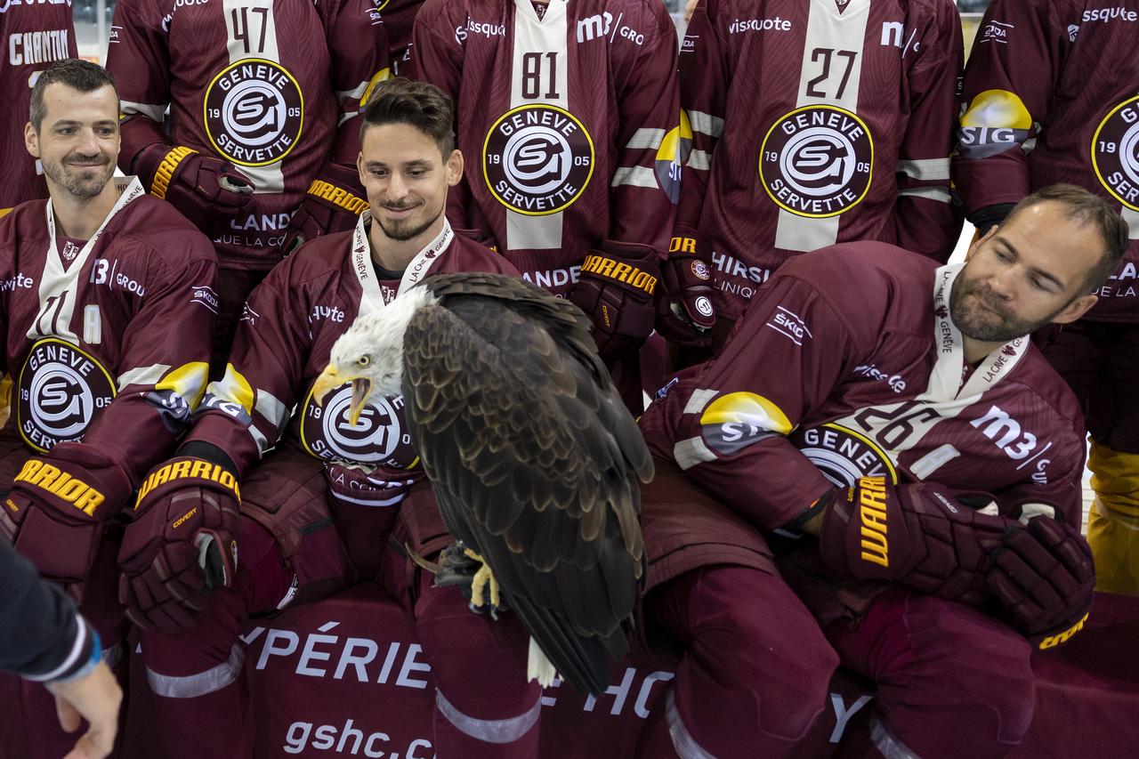 La mascotte lors de la pose pour la photo officielle au début de la saison qui mènera Servette au titre de champion, le 5 septembre 2022 aux Vernets. [KEYSTONE - SALVATORE DI NOLFI]