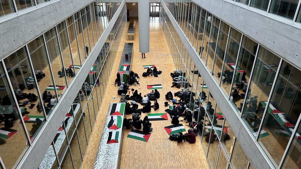 Un collectif pro-palestinien occupe le hall d'un bâtiment de l'Université de Lausanne. [RTS - Robin Baudraz]