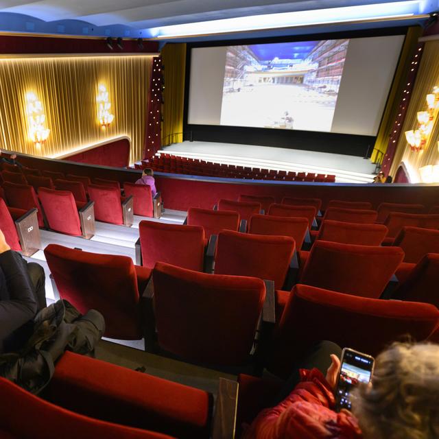 Des personnes visitent la salle Freddy Buache du cinéma Capitole lors des portes ouvertes. [KEYSTONE - LAURENT GILLIERON]