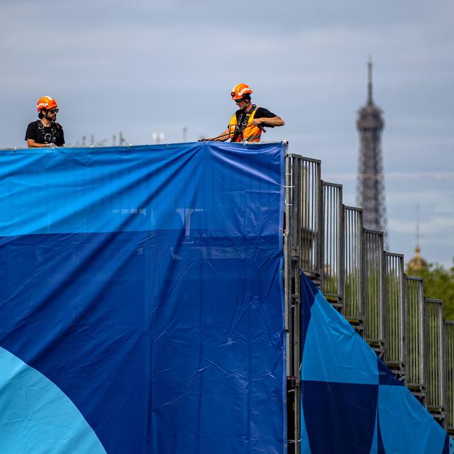 Des ouvriers bénévoles préparent la Seine pour les JO. [Keystone/EPA - Martin Divisek]