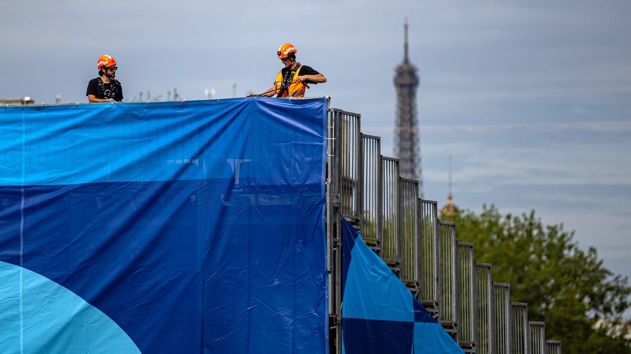 Des ouvriers bénévoles préparent la Seine pour les JO. [Keystone/EPA - Martin Divisek]