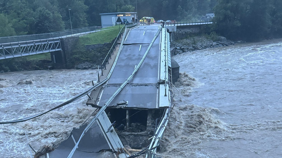 Les intempéries ont fait passer le débit de la rivière Maggia de 25 mètres cubes par seconde à 2000, tandis qu'à Cevio, le pont de Visletto s'est effondré. [RSI Info]