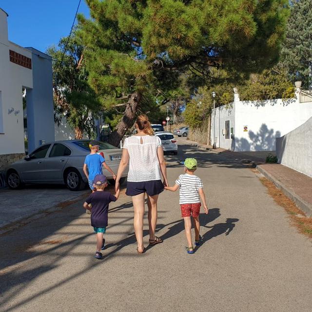 Une mère marche avec ses trois enfants dans la rue en France. [Hans Lucas via AFP - NICOLAS GUYONNET]