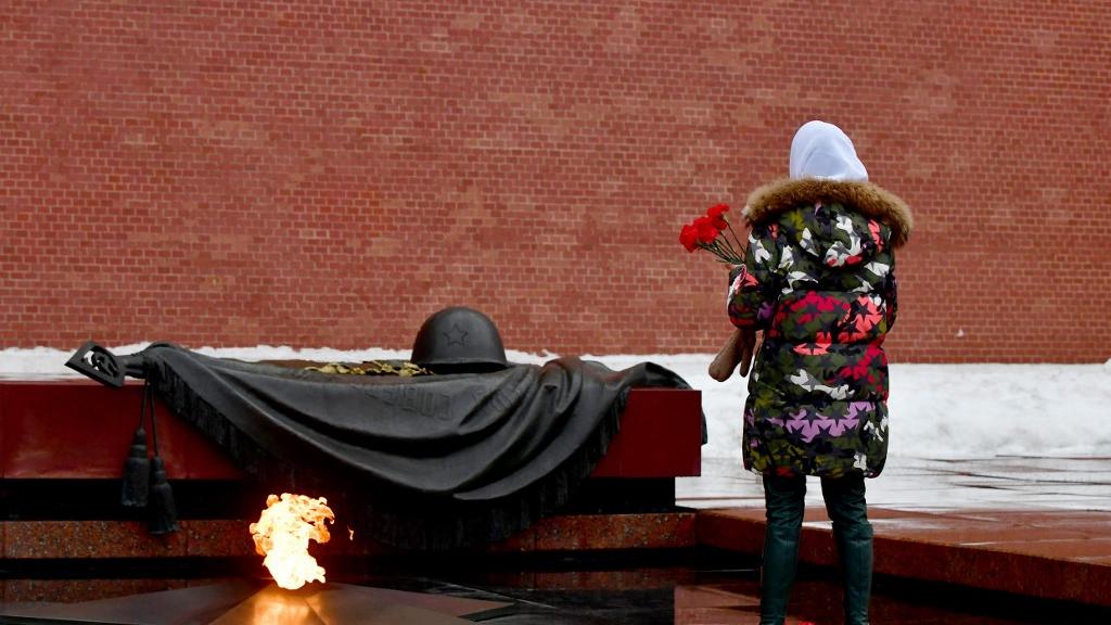 Une femme de soldat dépose des fleurs sur la tombe du soldat inconnu à Moscou. [afp - Olga Maltseva]