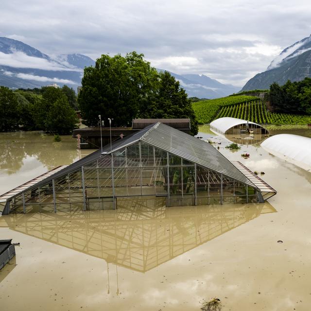 La zone sinistrée par la montée des eaux du fleuve Rhône dans la région de Sierre en Valais. [Keystone - Jean-Christophe Bott]