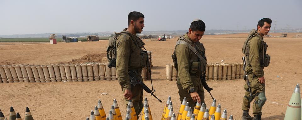 Des soldats israéliens préparent des munitions près de la bande de Gaza, le 2 novembre 2023. [KEYSTONE - EPA/ABIR SULTAN]