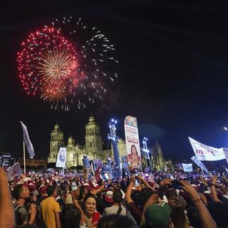 Des feux d'artifice sont tirés alors que les partisans de la présidente élue Claudia Sheinbaum célèbrent sur le Zocalo, la place principale de Mexico, le 3 juin 2024. [Keystone - AP Photo/Marco Ugarte]