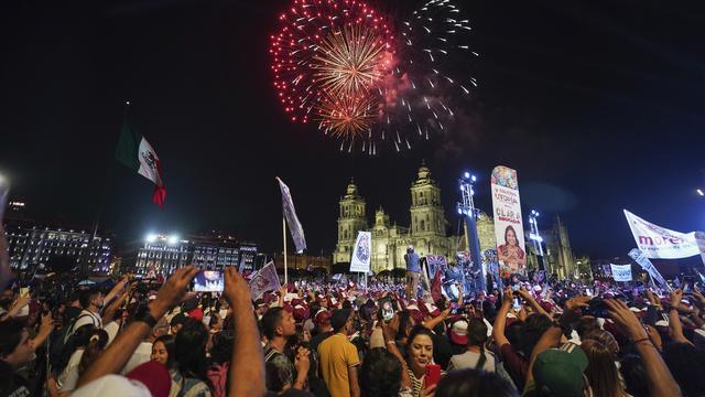 Des feux d'artifice sont tirés alors que les partisans de la présidente élue Claudia Sheinbaum célèbrent sur le Zocalo, la place principale de Mexico, le 3 juin 2024. [Keystone - AP Photo/Marco Ugarte]