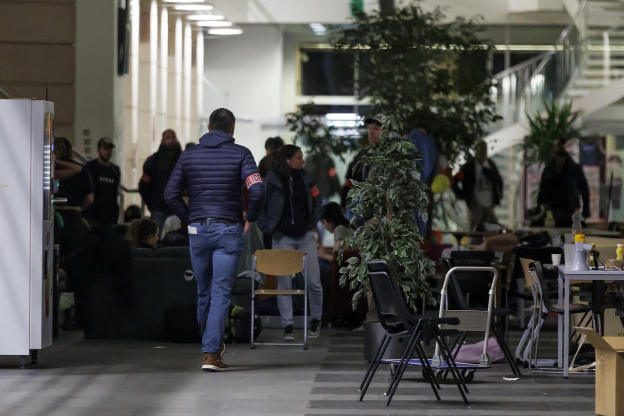 Une vingtaine de policiers en uniforme et en civil ont pénétré dans le bâtiment UniMail à Genève vers 05h00, le 14 mai 2024. [KEYSTONE - SALVATORE DI NOLFI]