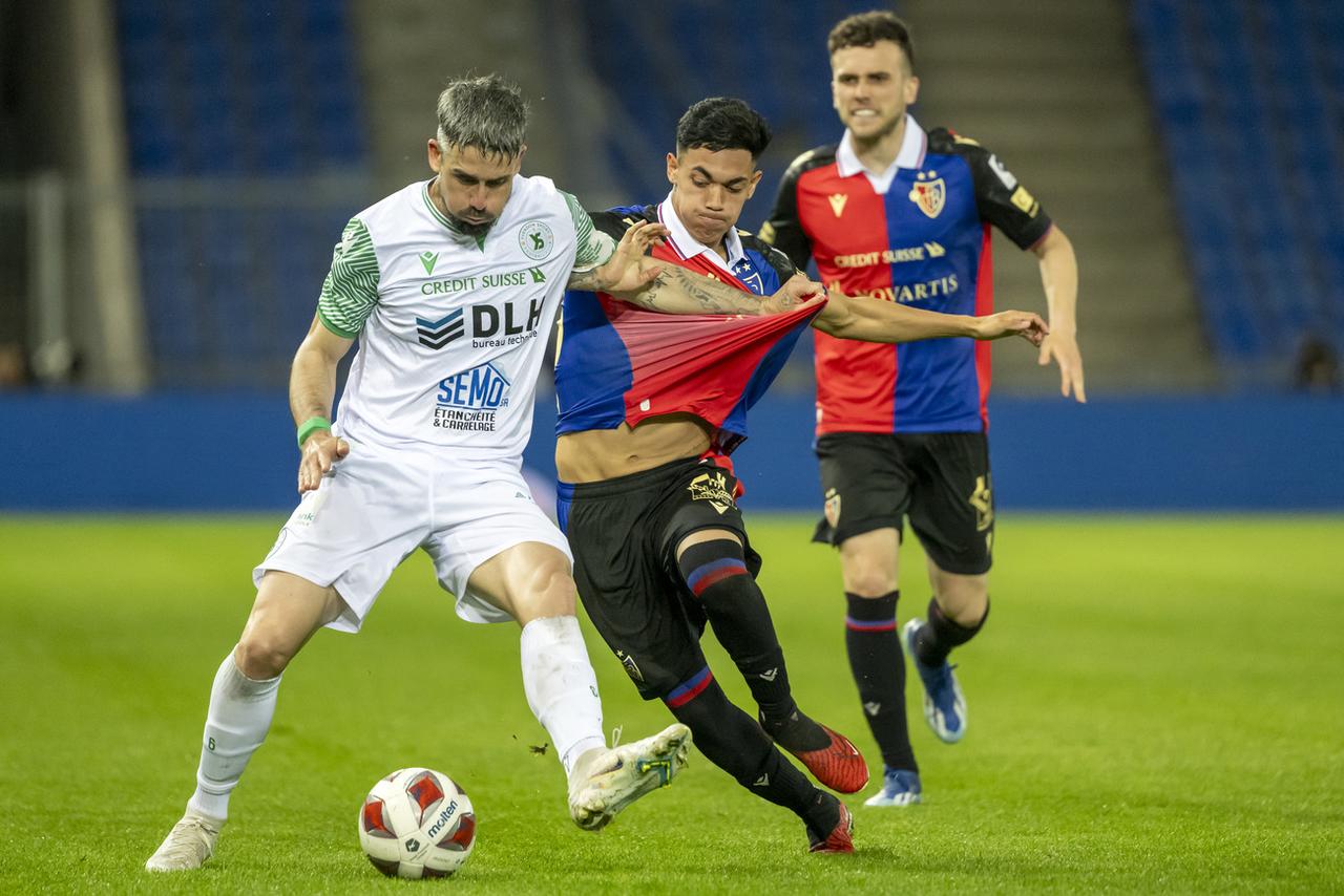 William Le Pogam (gauche) et Yverdon ont ramené le point du match nul de leur déplacement à Bâle. [KEYSTONE - GEORGIOS KEFALAS]