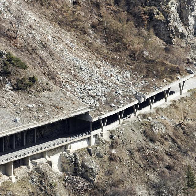 La route Sierre-Vissoie a été fermée après un premier éboulement le 24 mars 2024 [Keystone - Salvatore Di Nolfi]