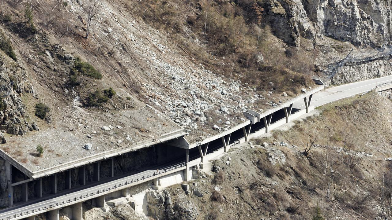 La route Sierre-Vissoie a été fermée après un premier éboulement le 24 mars 2024 [Keystone - Salvatore Di Nolfi]