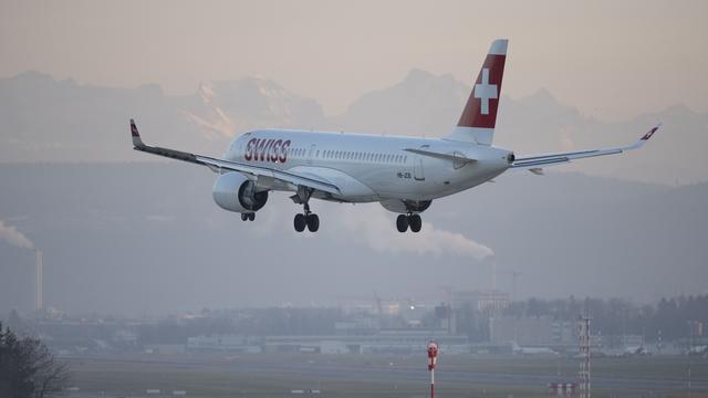 Un avion de Swiss doit atterrir d'urgence en Autriche à cause de fumée à bord. [KEYSTONE - CHRISTIAN BEUTLER]