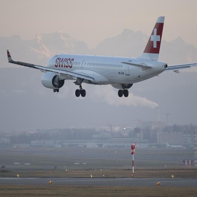 Un avion de Swiss doit atterrir d'urgence en Autriche à cause de fumée à bord. [KEYSTONE - CHRISTIAN BEUTLER]