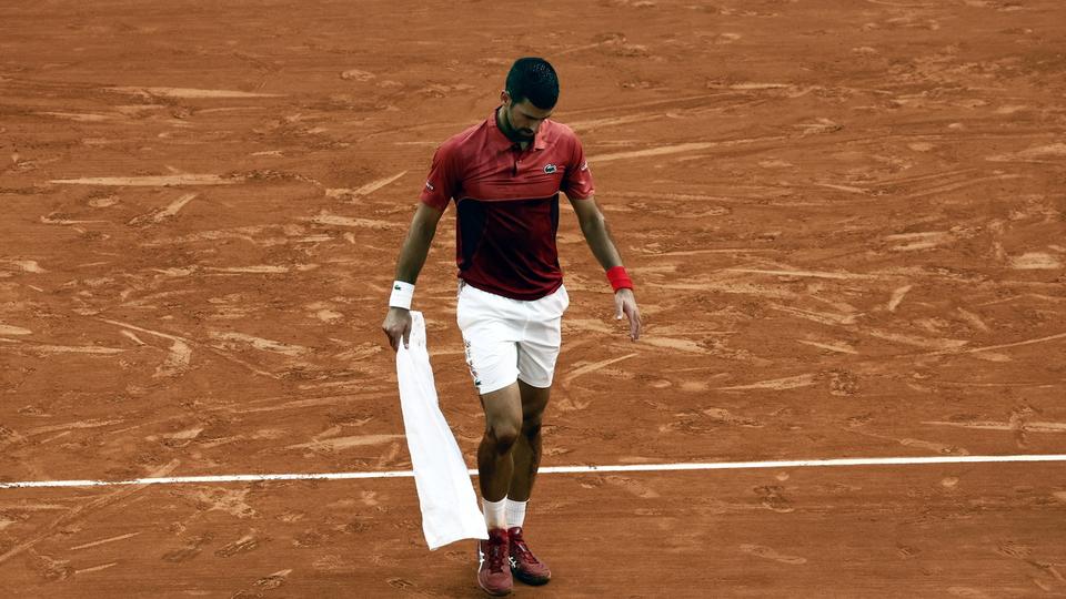 Avec son forfait, Novak Djokovic va perdre sa couronne à Paris et son trône à l'ATP. [KEYSTONE - YOAN VALAT]