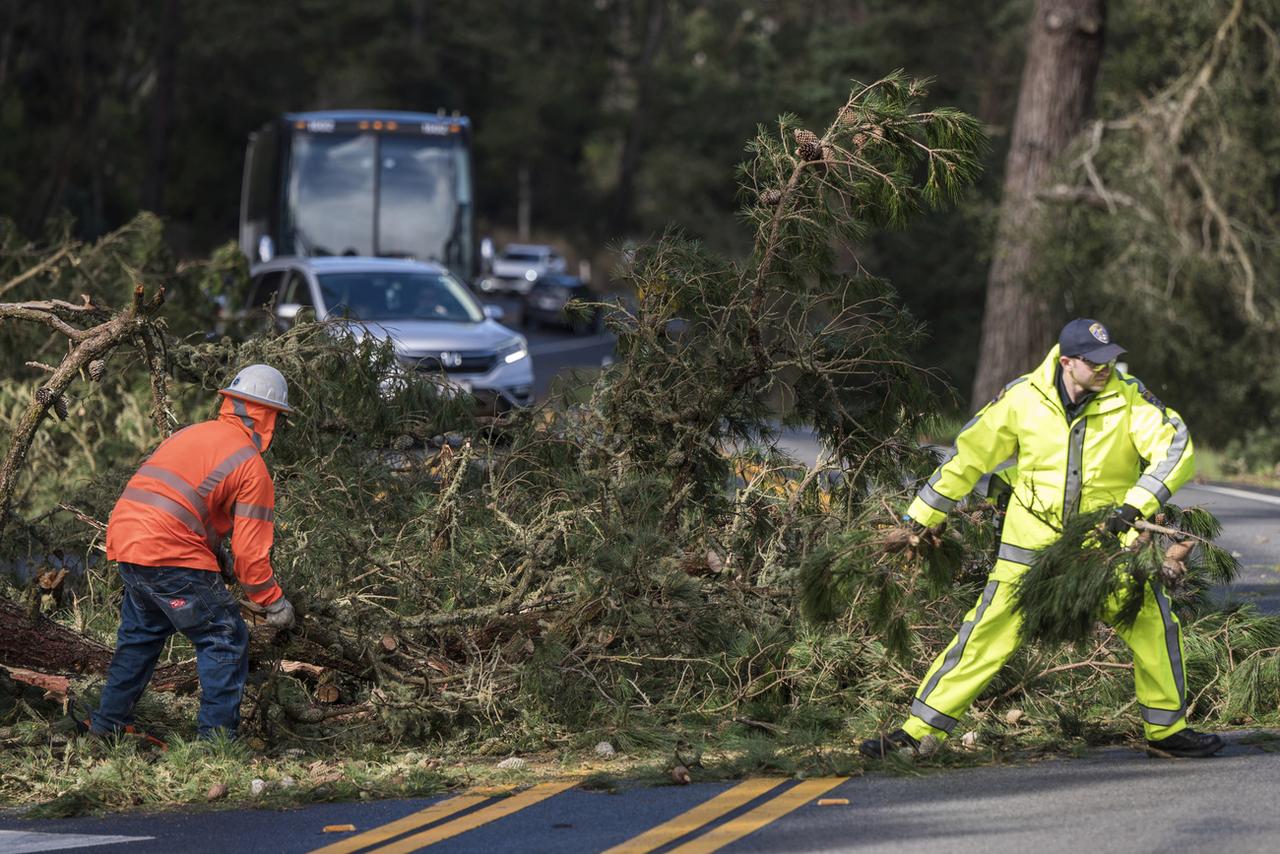 La Highway 68 bloquée par des chutes d'arbres à Monterey en Californie. [KEYSTONE - NIC COURY]