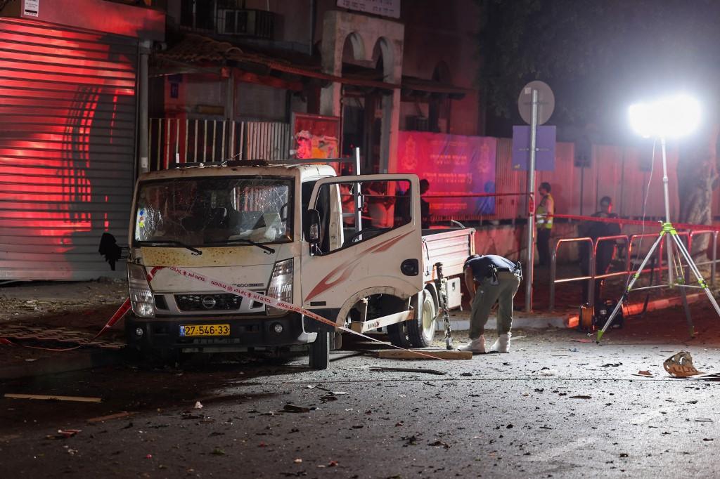 Des secouristes ont été déployés sur le site d'une explosion à Tel-Aviv dimanche. [AFP - JACK GUEZ]