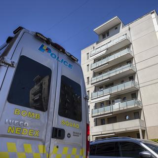 Un véhicule d'intervention dans le quartier de Saint-Jean à Genève, après l'explosion d'un colis piégé devant un appartement, le 20 août 2024. [Keystone - Magali Girardin]