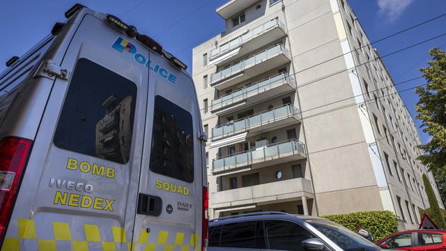 Un véhicule d'intervention dans le quartier de Saint-Jean à Genève, après l'explosion d'un colis piégé devant un appartement, le 20 août 2024. [Keystone - Magali Girardin]