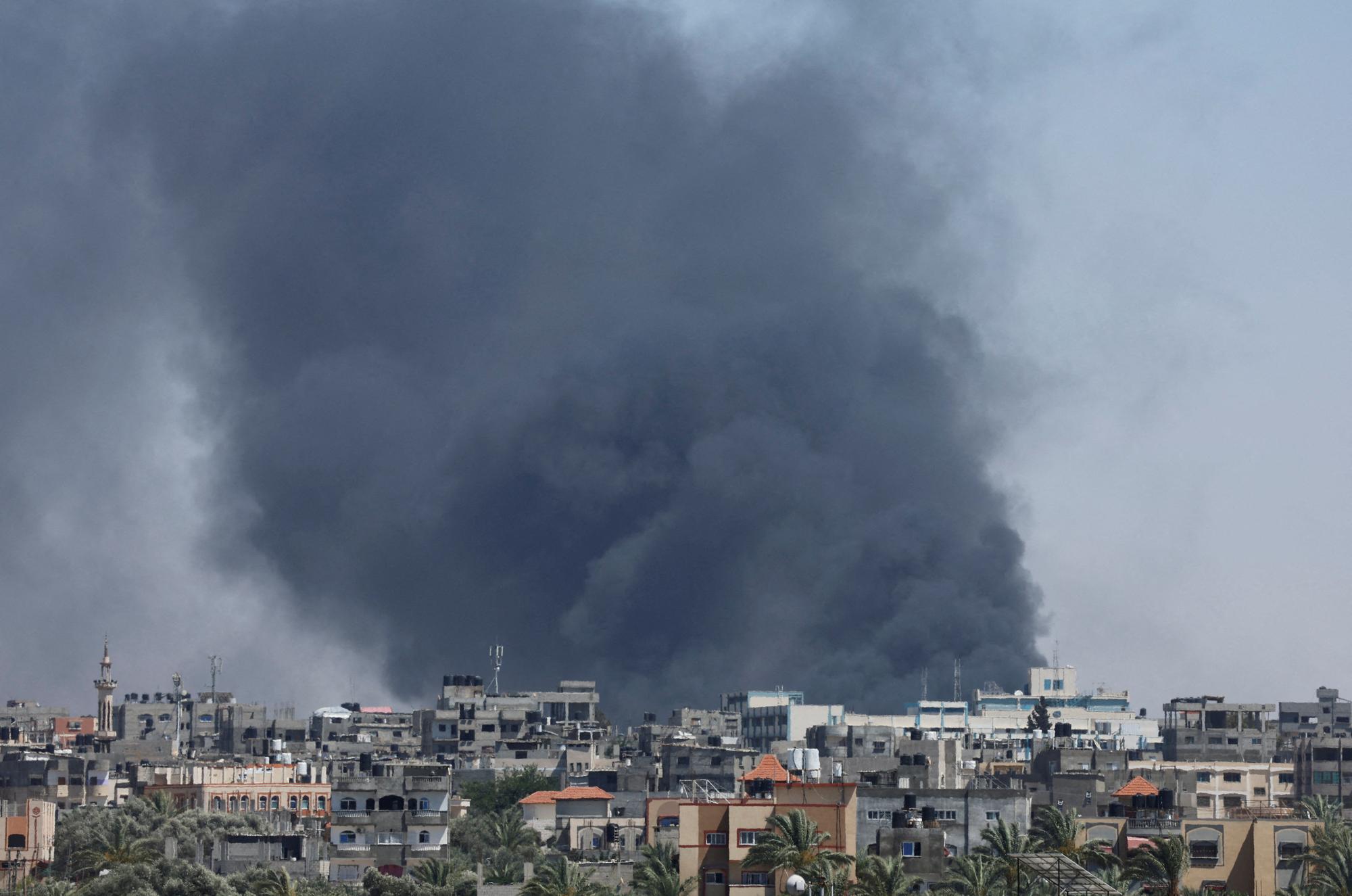 L'armée israélienne bombardait samedi la bande de Gaza, y compris Rafah. [REUTERS - Mohammed Salem]