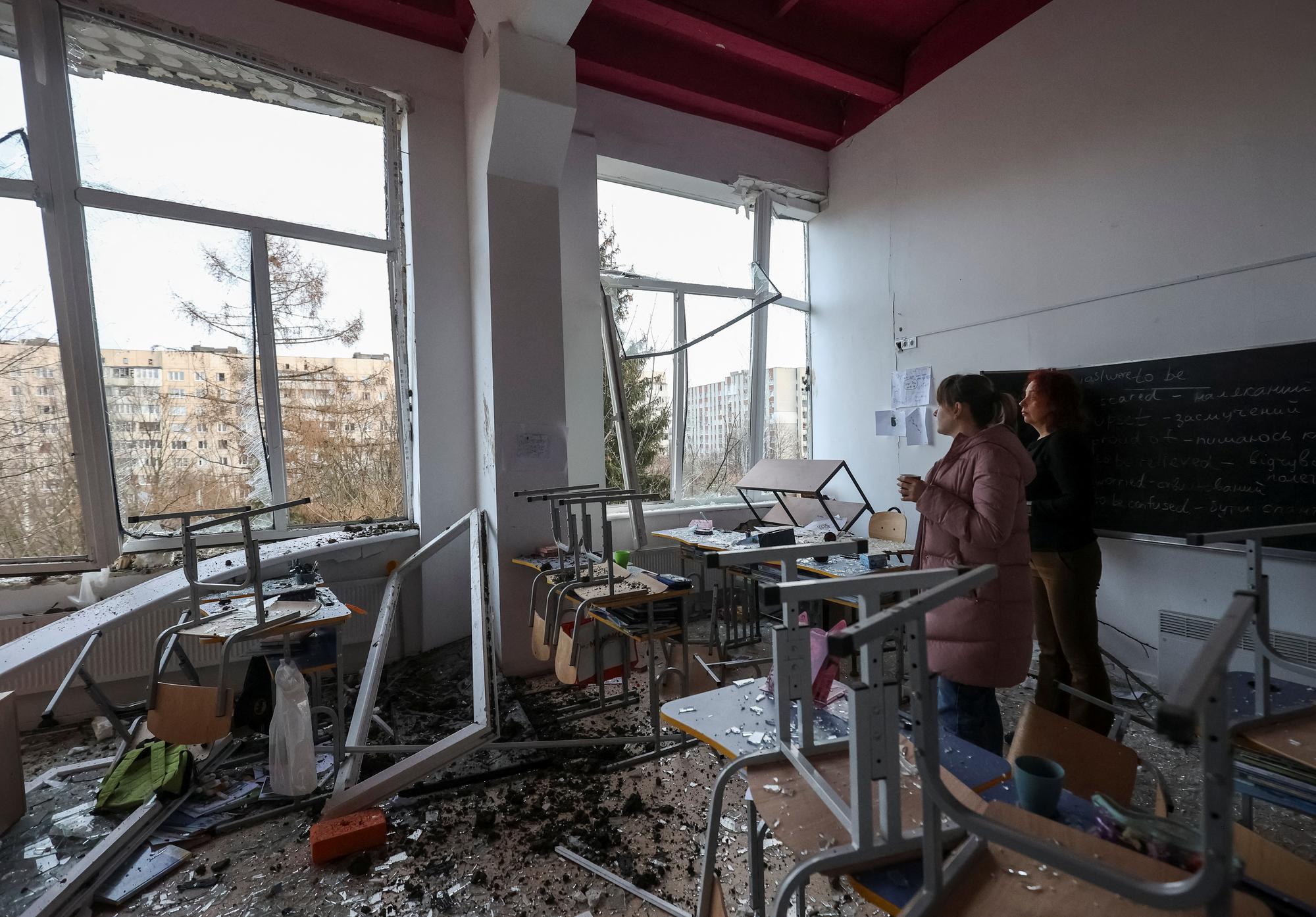 Un immeuble touché par une frappe à Lviv, en février dernier. [REUTERS - STRINGER]