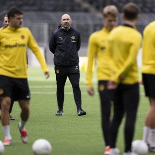 YB Trainer ad interim Joel Magnin, reagiert vor seine Spieler waehrend einem Training im Stadion Wankdorf in Bern, am Donnerstag, 17. Oktober 2024. [Keystone - Anthony Anex]