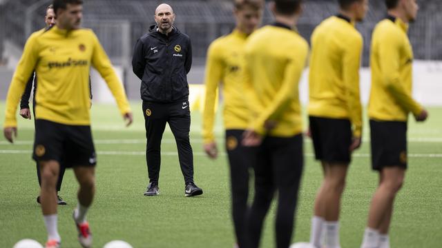 YB Trainer ad interim Joel Magnin, reagiert vor seine Spieler waehrend einem Training im Stadion Wankdorf in Bern, am Donnerstag, 17. Oktober 2024. [Keystone - Anthony Anex]