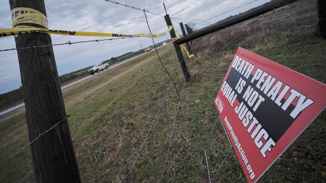 Une affiche contre la peine de mort déclarant "la peine de mort n'est pas une justice juste". [Keystone - Dan Anderson]